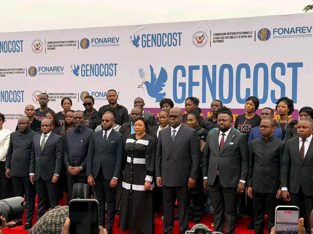 President Félix Tshisekedi and members of the government lined up in front of a GENOCOST and FONAREV backdrop