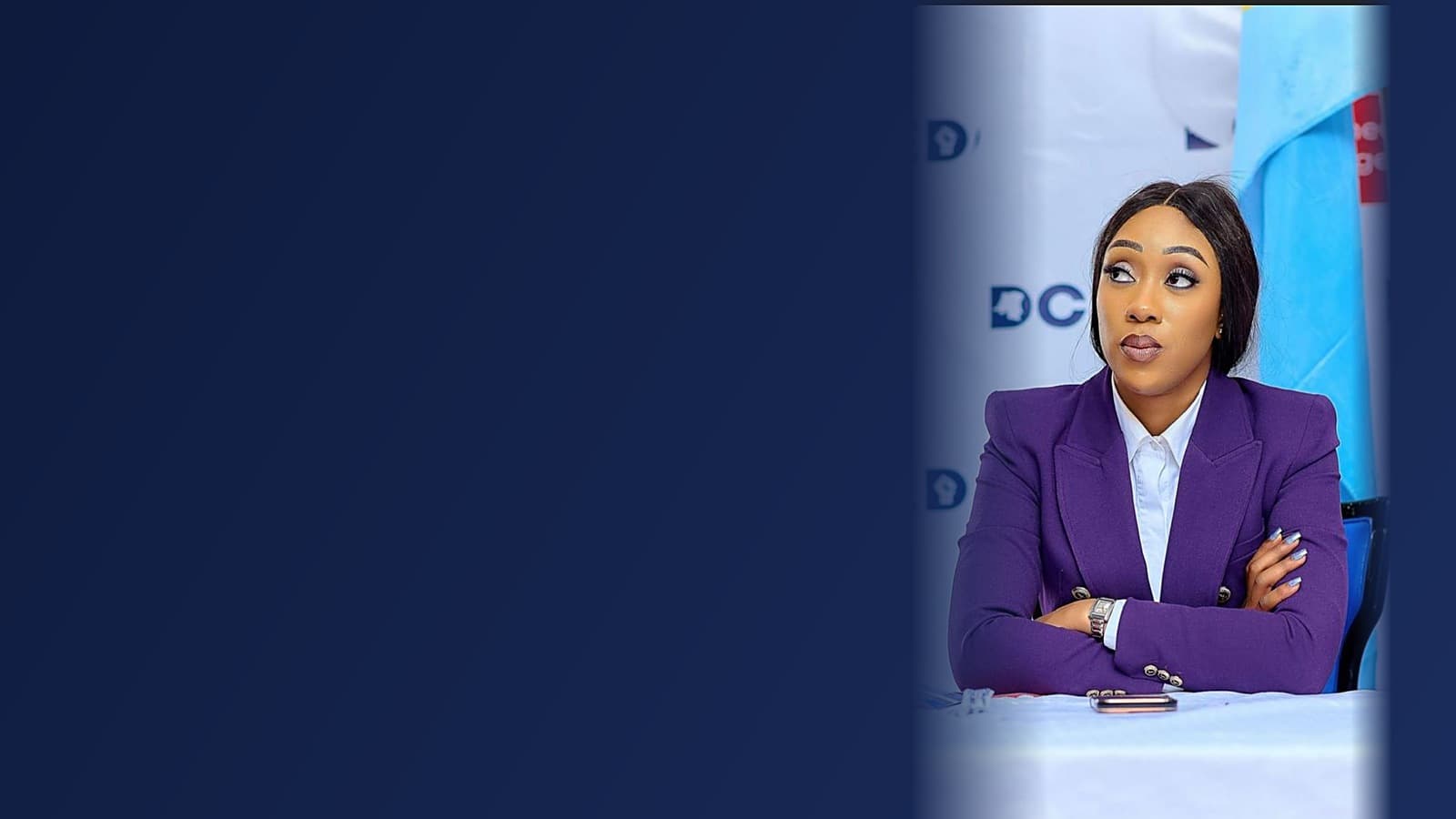 Portrait of Sandra Nkulu Kyungu, coordinator of PPRD/Diaspora, in a purple jacket at a press conference