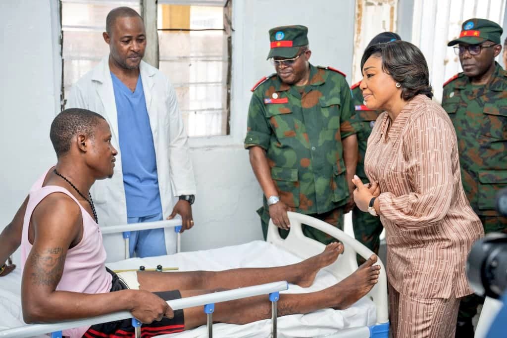 la première dame de RDC visitant les éléments FDLR dans un hôpital de Kinshasa