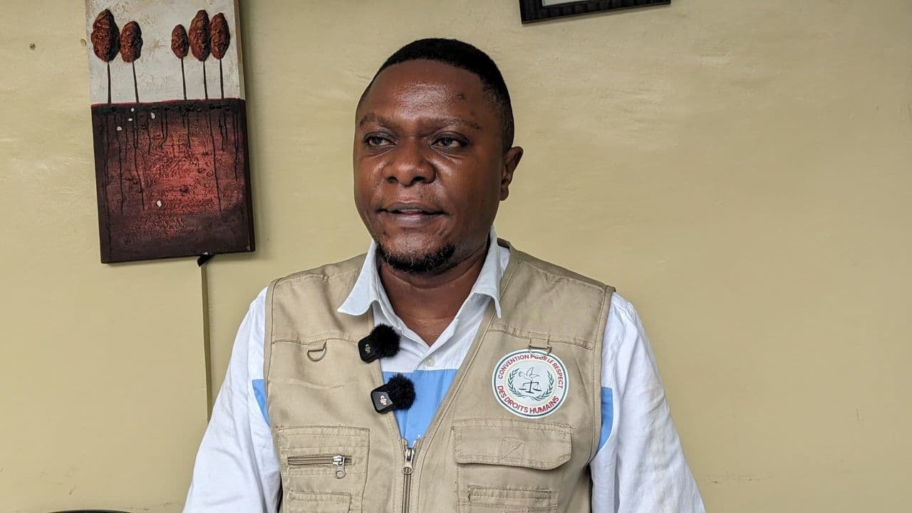 Portrait de l'Honorable Jean-Paul Paluku Ngahangondi, micros-cravates au revers, lors de son entretien avec Daraja Média